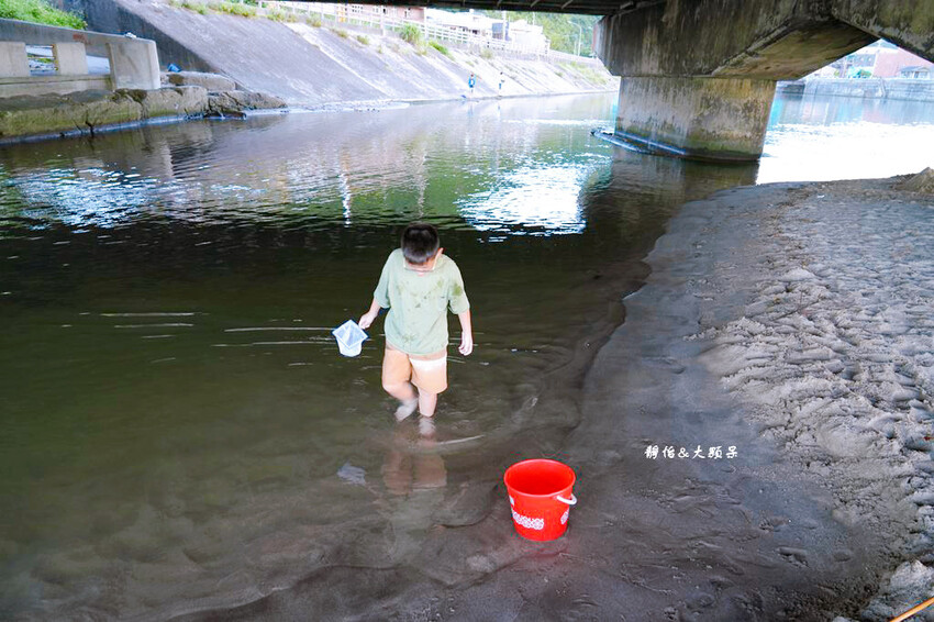 北海岸親子玩水,萬里海水浴場,半月型白色沙灘,新北免費玩水景