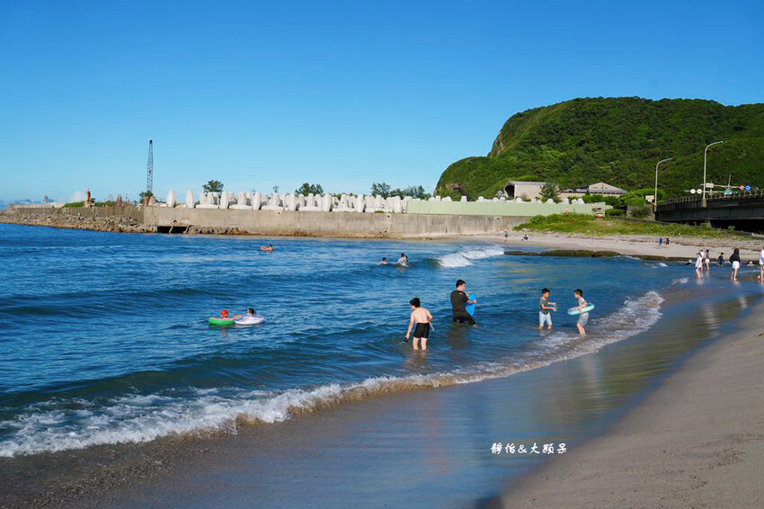 北海岸親子玩水,萬里海水浴場,半月型白色沙灘,新北免費玩水景