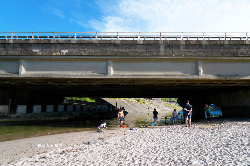 北海岸親子玩水,萬里海水浴場,半月型白色沙灘,新北免費玩水景