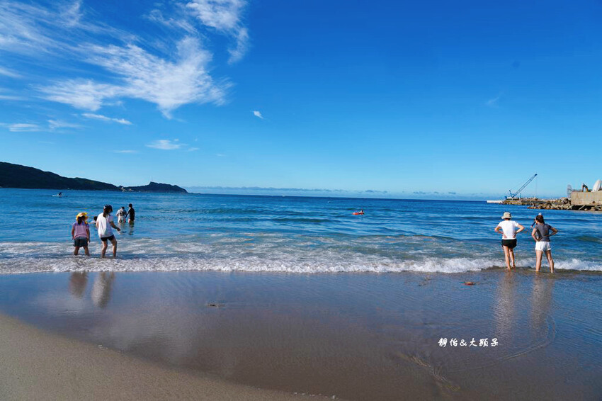 北海岸親子玩水,萬里海水浴場,半月型白色沙灘,新北免費玩水景