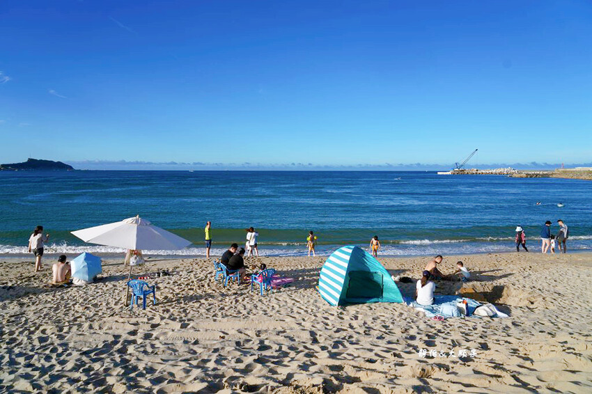北海岸親子玩水,萬里海水浴場,半月型白色沙灘,新北免費玩水景
