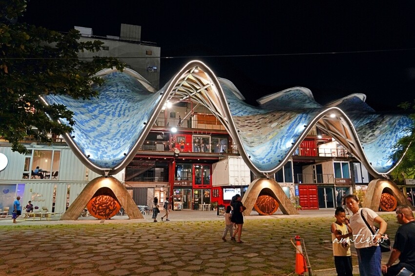 台東縣台東市【台東】鐵花村市集｜巨型太空人、九大行星璀璨星際，2024 鐵花燈之祭越夜越美麗