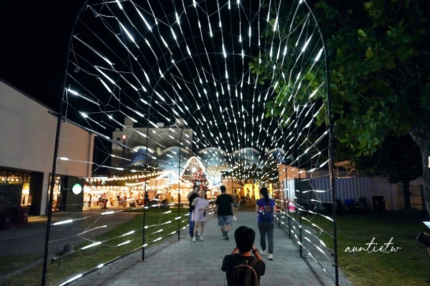 台東縣台東市【台東】鐵花村市集｜巨型太空人、九大行星璀璨星際，2024 鐵花燈之祭越夜越美麗