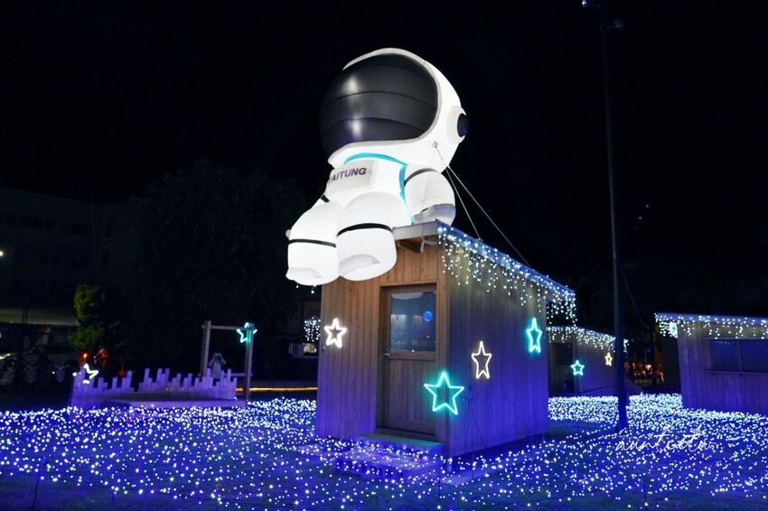 台東縣台東市【台東】鐵花村市集｜巨型太空人、九大行星璀璨星際，2024 鐵花燈之祭越夜越美麗