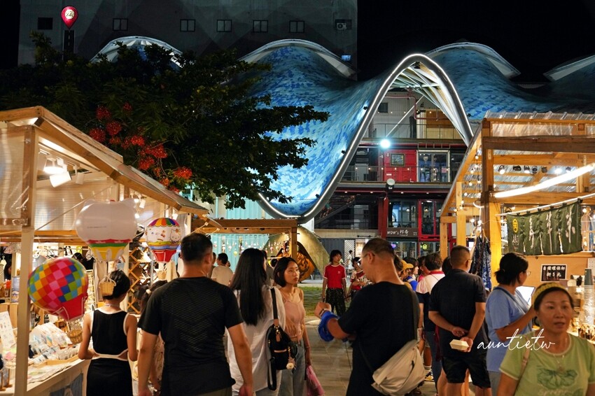 台東縣台東市【台東】鐵花村市集｜巨型太空人、九大行星璀璨星際，2024 鐵花燈之祭越夜越美麗