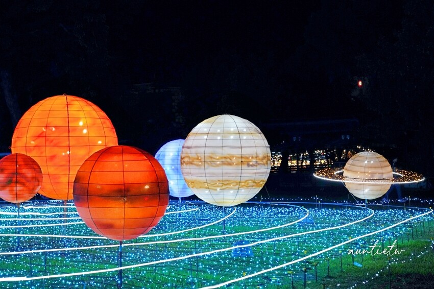 台東縣台東市【台東】鐵花村市集｜巨型太空人、九大行星璀璨星際，2024 鐵花燈之祭越夜越美麗