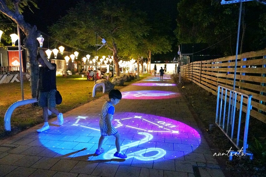 台東縣台東市【台東】鐵花村市集｜巨型太空人、九大行星璀璨星際，2024 鐵花燈之祭越夜越美麗