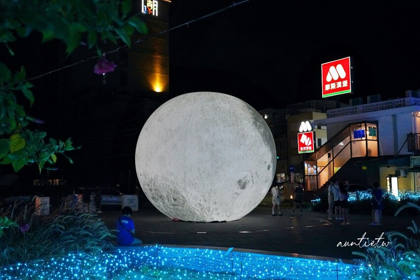 台東縣台東市【台東】鐵花村市集｜巨型太空人、九大行星璀璨星際，2024 鐵花燈之祭越夜越美麗