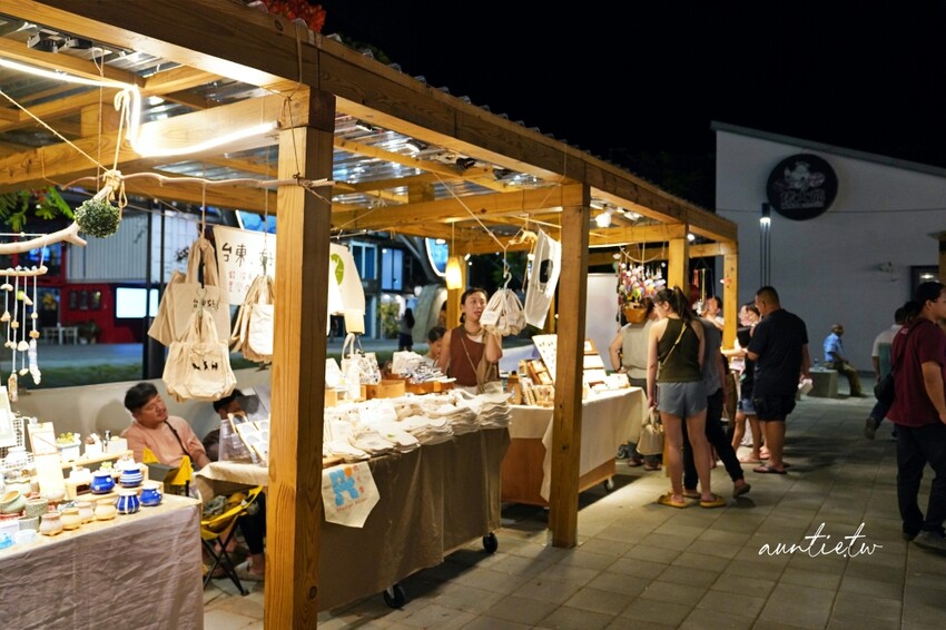 台東縣台東市【台東】鐵花村市集｜巨型太空人、九大行星璀璨星際，2024 鐵花燈之祭越夜越美麗