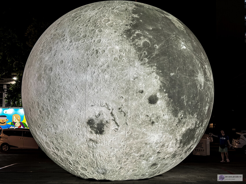 體驗星際燈光之旅！2024鐵花燈之祭，巨型太空人和月球的展區，免費拍照的台東鐵花新聚落活動。