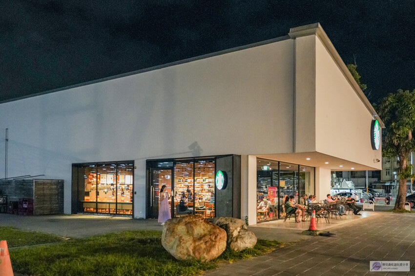 體驗星際燈光之旅！2024鐵花燈之祭，巨型太空人和月球的展區，免費拍照的台東鐵花新聚落活動。