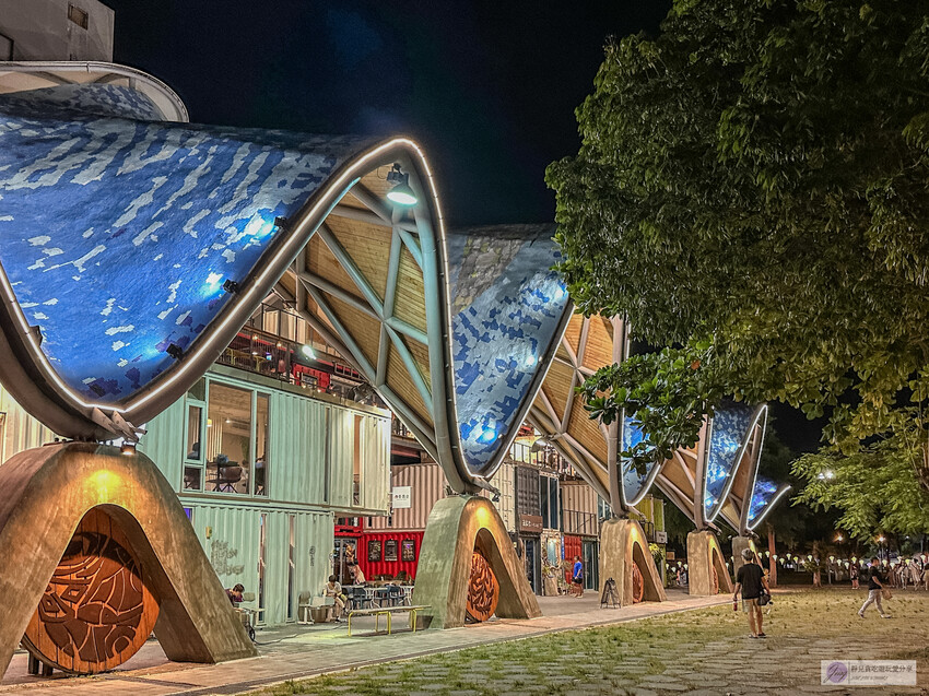 體驗星際燈光之旅！2024鐵花燈之祭，巨型太空人和月球的展區，免費拍照的台東鐵花新聚落活動。