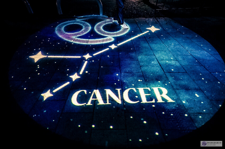 體驗星際燈光之旅！2024鐵花燈之祭，巨型太空人和月球的展區，免費拍照的台東鐵花新聚落活動。