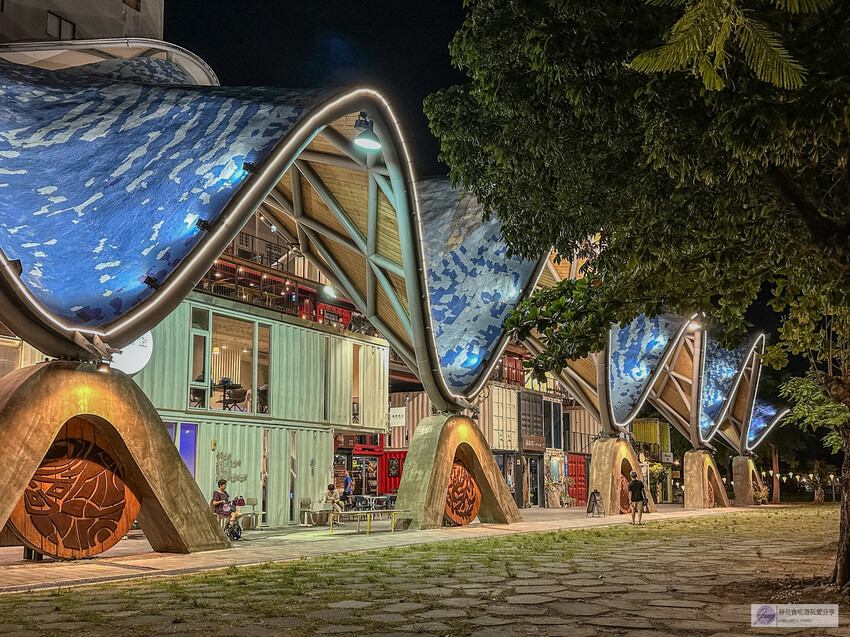 體驗星際燈光之旅！2024鐵花燈之祭，巨型太空人和月球的展區，免費拍照的台東鐵花新聚落活動。