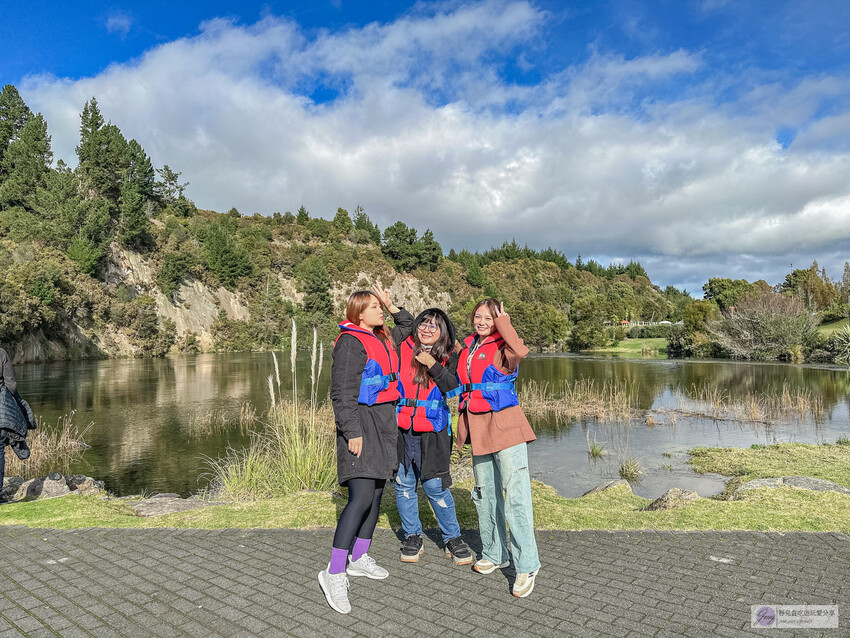 感受刺激與壯觀！胡卡瀑布噴射快艇體驗，近距離欣賞壯麗瀑布，30分鐘的飆速旋轉帶來前所未有的刺激感受。