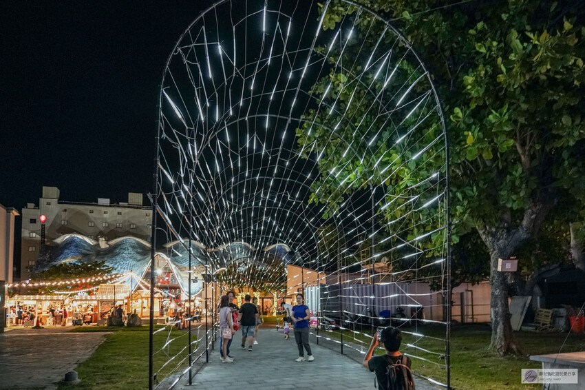 體驗星際燈光之旅！2024鐵花燈之祭，巨型太空人和月球的展區，免費拍照的台東鐵花新聚落活動。