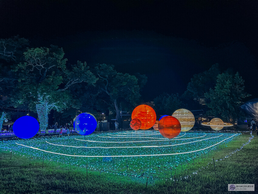 體驗星際燈光之旅！2024鐵花燈之祭，巨型太空人和月球的展區，免費拍照的台東鐵花新聚落活動。