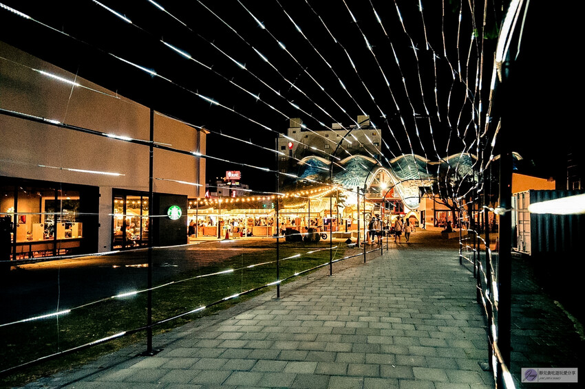 體驗星際燈光之旅！2024鐵花燈之祭，巨型太空人和月球的展區，免費拍照的台東鐵花新聚落活動。