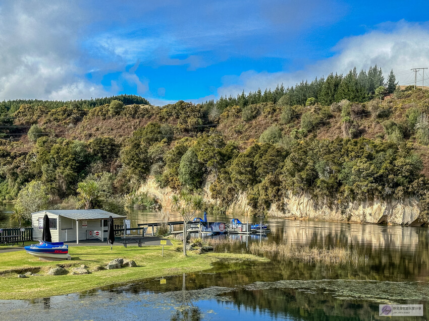 感受刺激與壯觀！胡卡瀑布噴射快艇體驗，近距離欣賞壯麗瀑布，30分鐘的飆速旋轉帶來前所未有的刺激感受。