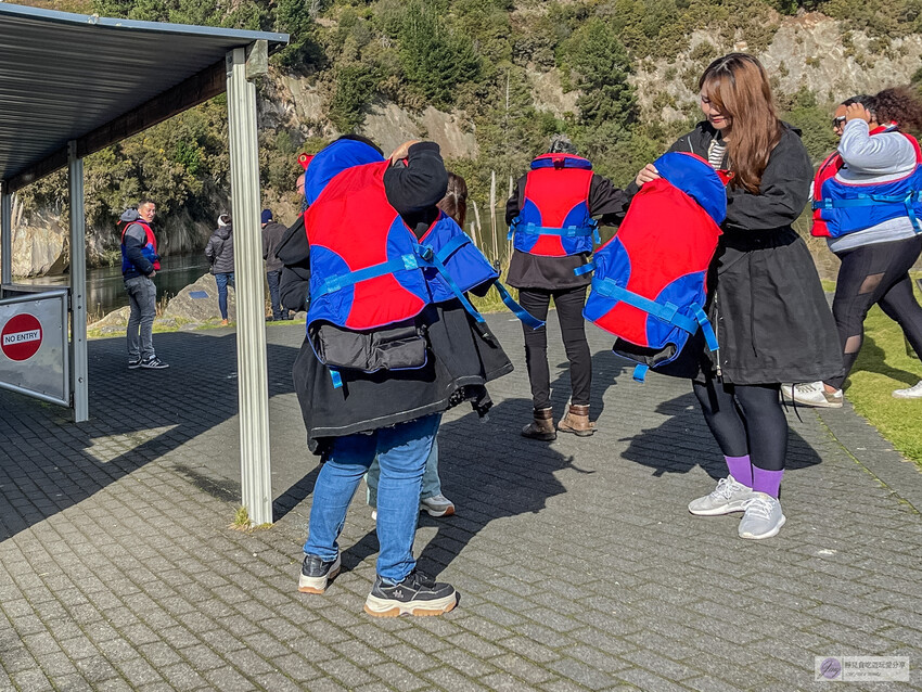 感受刺激與壯觀！胡卡瀑布噴射快艇體驗，近距離欣賞壯麗瀑布，30分鐘的飆速旋轉帶來前所未有的刺激感受。