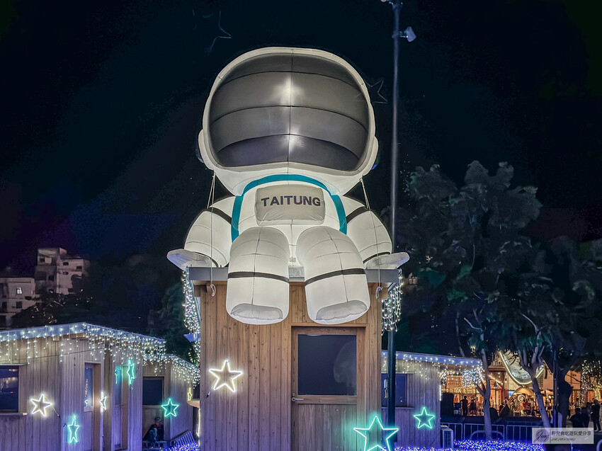 體驗星際燈光之旅！2024鐵花燈之祭，巨型太空人和月球的展區，免費拍照的台東鐵花新聚落活動。