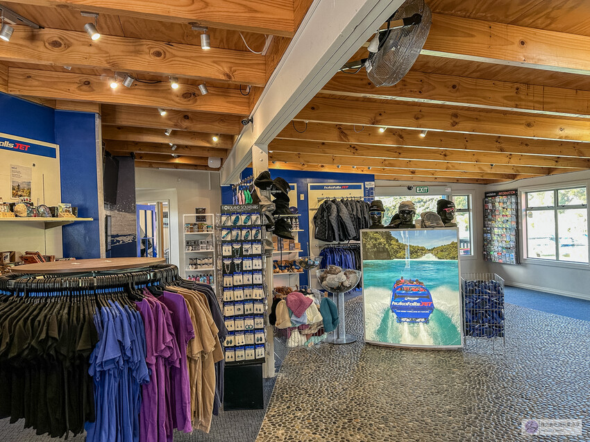 感受刺激與壯觀！胡卡瀑布噴射快艇體驗，近距離欣賞壯麗瀑布，30分鐘的飆速旋轉帶來前所未有的刺激感受。