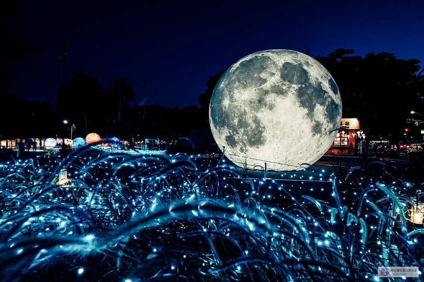 體驗星際燈光之旅！2024鐵花燈之祭，巨型太空人和月球的展區，免費拍照的台東鐵花新聚落活動。