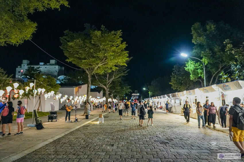 體驗星際燈光之旅！2024鐵花燈之祭，巨型太空人和月球的展區，免費拍照的台東鐵花新聚落活動。