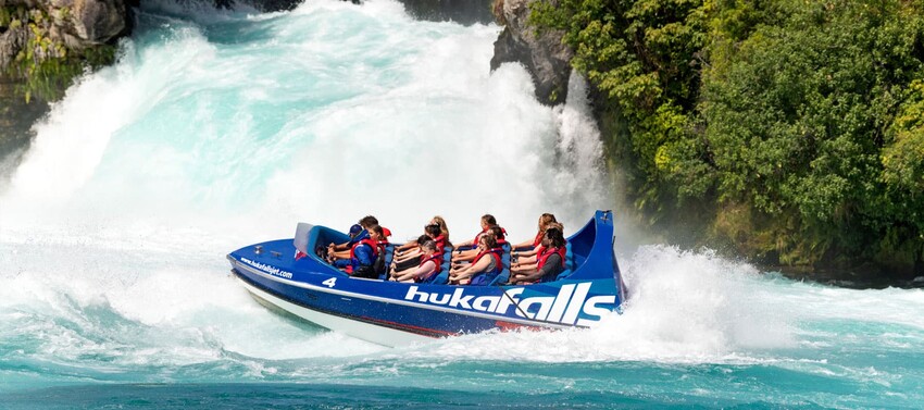 感受刺激與壯觀！胡卡瀑布噴射快艇體驗，近距離欣賞壯麗瀑布，30分鐘的飆速旋轉帶來前所未有的刺激感受。