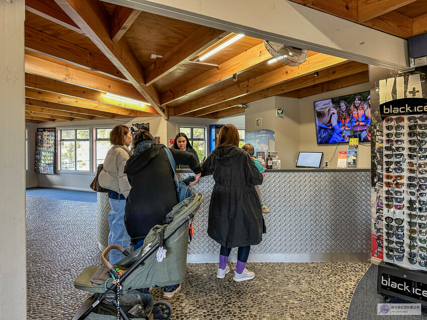 感受刺激與壯觀！胡卡瀑布噴射快艇體驗，近距離欣賞壯麗瀑布，30分鐘的飆速旋轉帶來前所未有的刺激感受。