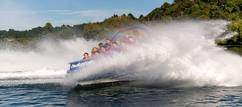 感受刺激與壯觀！胡卡瀑布噴射快艇體驗，近距離欣賞壯麗瀑布，30分鐘的飆速旋轉帶來前所未有的刺激感受。