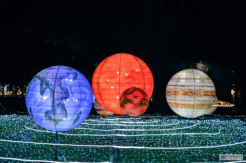 體驗星際燈光之旅！2024鐵花燈之祭，巨型太空人和月球的展區，免費拍照的台東鐵花新聚落活動。