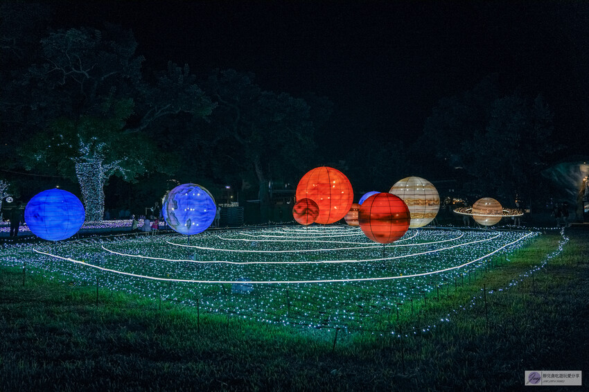 體驗星際燈光之旅！2024鐵花燈之祭，巨型太空人和月球的展區，免費拍照的台東鐵花新聚落活動。