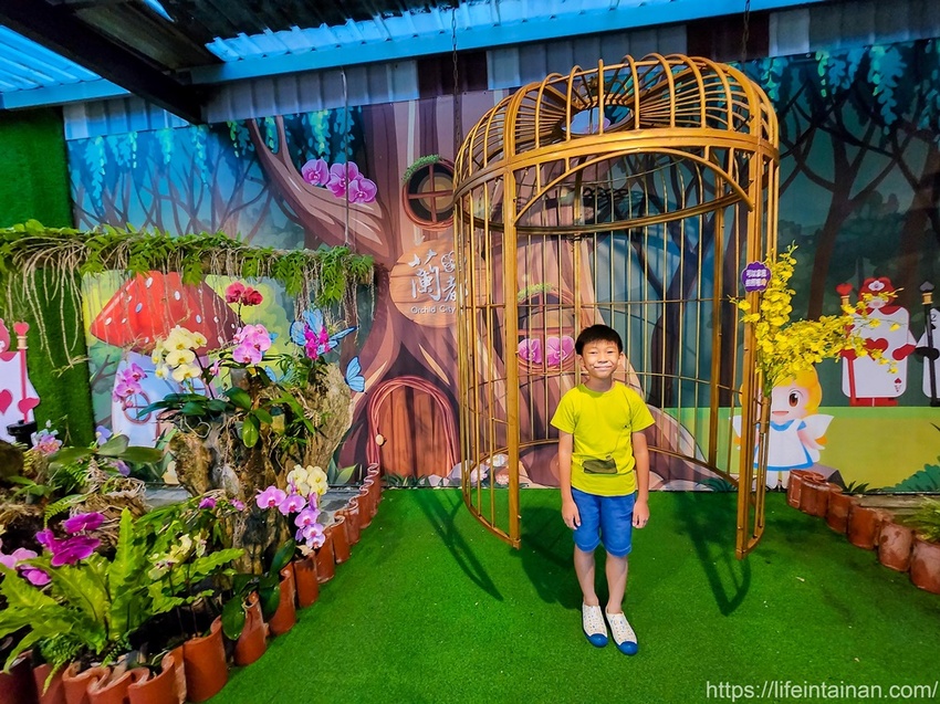 台南市六甲區“我的婆婆怎麼那麼可愛2”玻璃屋場景，戶外有遊艇花園和網美拍照區，免費參觀、蘭花保養品試用，當然別忘了“我的婆婆怎麼那麼可愛2”聯名保養品禮盒~蘭都觀光工廠
