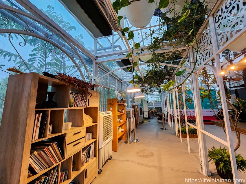 台南市六甲區“我的婆婆怎麼那麼可愛2”玻璃屋場景，戶外有遊艇花園和網美拍照區，免費參觀、蘭花保養品試用，當然別忘了“我的婆婆怎麼那麼可愛2”聯名保養品禮盒~蘭都觀光工廠