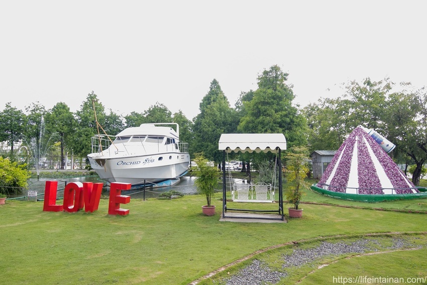 台南市六甲區“我的婆婆怎麼那麼可愛2”玻璃屋場景，戶外有遊艇花園和網美拍照區，免費參觀、蘭花保養品試用，當然別忘了“我的婆婆怎麼那麼可愛2”聯名保養品禮盒~蘭都觀光工廠