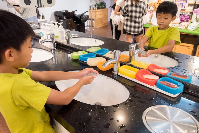 台南市六甲區“我的婆婆怎麼那麼可愛2”玻璃屋場景，戶外有遊艇花園和網美拍照區，免費參觀、蘭花保養品試用，當然別忘了“我的婆婆怎麼那麼可愛2”聯名保養品禮盒~蘭都觀光工廠