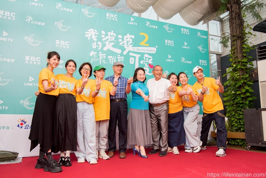 台南市六甲區“我的婆婆怎麼那麼可愛2”玻璃屋場景，戶外有遊艇花園和網美拍照區，免費參觀、蘭花保養品試用，當然別忘了“我的婆婆怎麼那麼可愛2”聯名保養品禮盒~蘭都觀光工廠