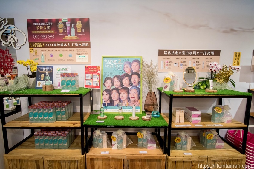 台南市六甲區“我的婆婆怎麼那麼可愛2”玻璃屋場景，戶外有遊艇花園和網美拍照區，免費參觀、蘭花保養品試用，當然別忘了“我的婆婆怎麼那麼可愛2”聯名保養品禮盒~蘭都觀光工廠