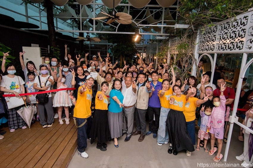 台南市六甲區“我的婆婆怎麼那麼可愛2”玻璃屋場景，戶外有遊艇花園和網美拍照區，免費參觀、蘭花保養品試用，當然別忘了“我的婆婆怎麼那麼可愛2”聯名保養品禮盒~蘭都觀光工廠