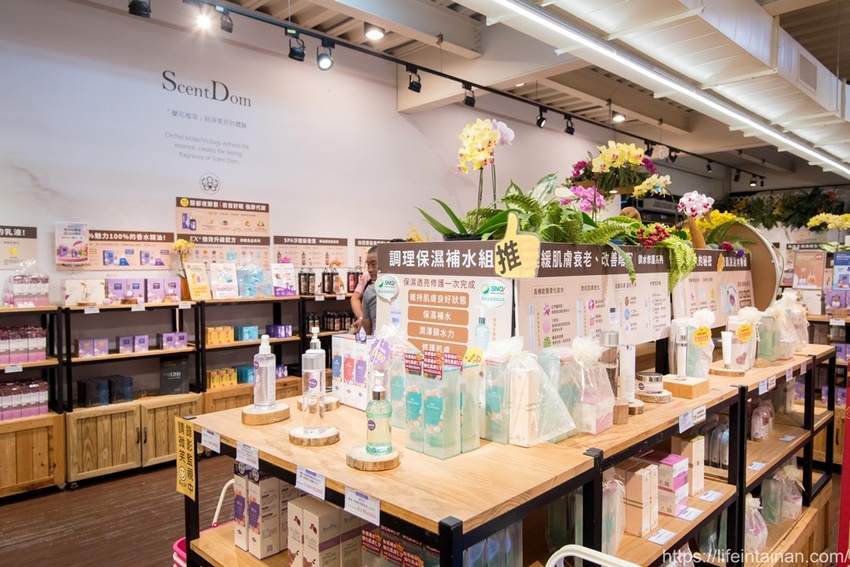 台南市六甲區“我的婆婆怎麼那麼可愛2”玻璃屋場景，戶外有遊艇花園和網美拍照區，免費參觀、蘭花保養品試用，當然別忘了“我的婆婆怎麼那麼可愛2”聯名保養品禮盒~蘭都觀光工廠