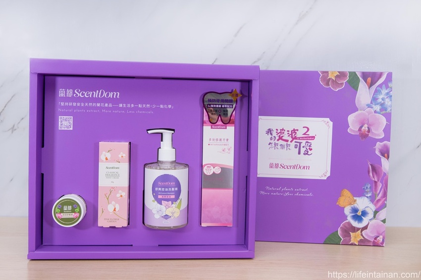 台南市六甲區“我的婆婆怎麼那麼可愛2”玻璃屋場景，戶外有遊艇花園和網美拍照區，免費參觀、蘭花保養品試用，當然別忘了“我的婆婆怎麼那麼可愛2”聯名保養品禮盒~蘭都觀光工廠