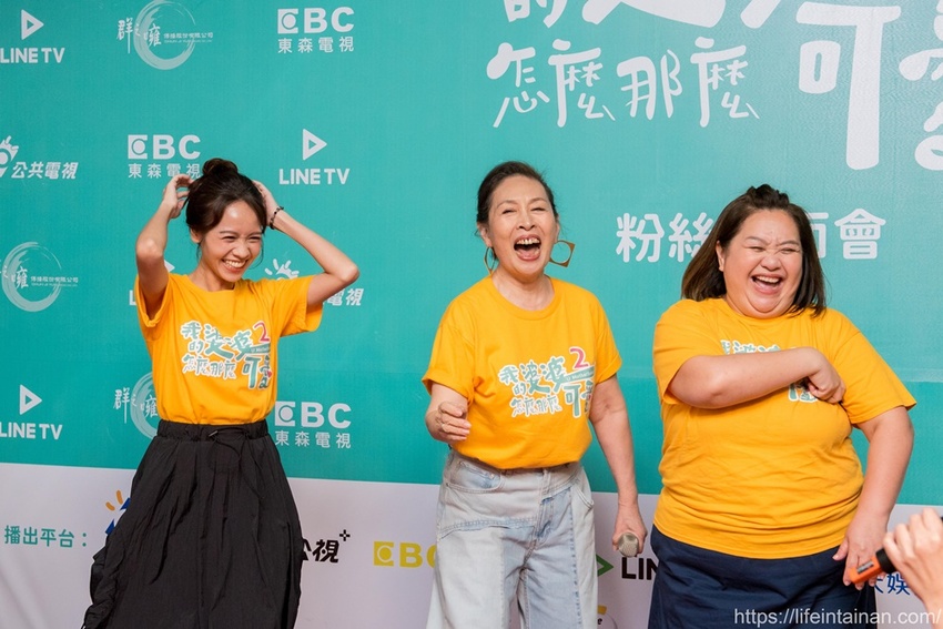 台南市六甲區“我的婆婆怎麼那麼可愛2”玻璃屋場景，戶外有遊艇花園和網美拍照區，免費參觀、蘭花保養品試用，當然別忘了“我的婆婆怎麼那麼可愛2”聯名保養品禮盒~蘭都觀光工廠