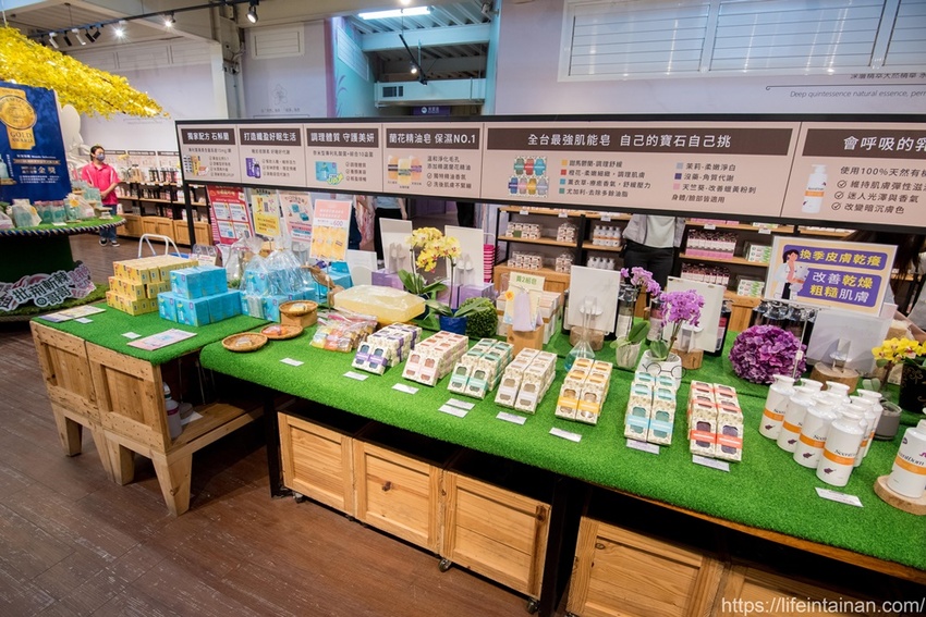 台南市六甲區“我的婆婆怎麼那麼可愛2”玻璃屋場景，戶外有遊艇花園和網美拍照區，免費參觀、蘭花保養品試用，當然別忘了“我的婆婆怎麼那麼可愛2”聯名保養品禮盒~蘭都觀光工廠