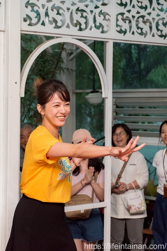 台南市六甲區“我的婆婆怎麼那麼可愛2”玻璃屋場景，戶外有遊艇花園和網美拍照區，免費參觀、蘭花保養品試用，當然別忘了“我的婆婆怎麼那麼可愛2”聯名保養品禮盒~蘭都觀光工廠