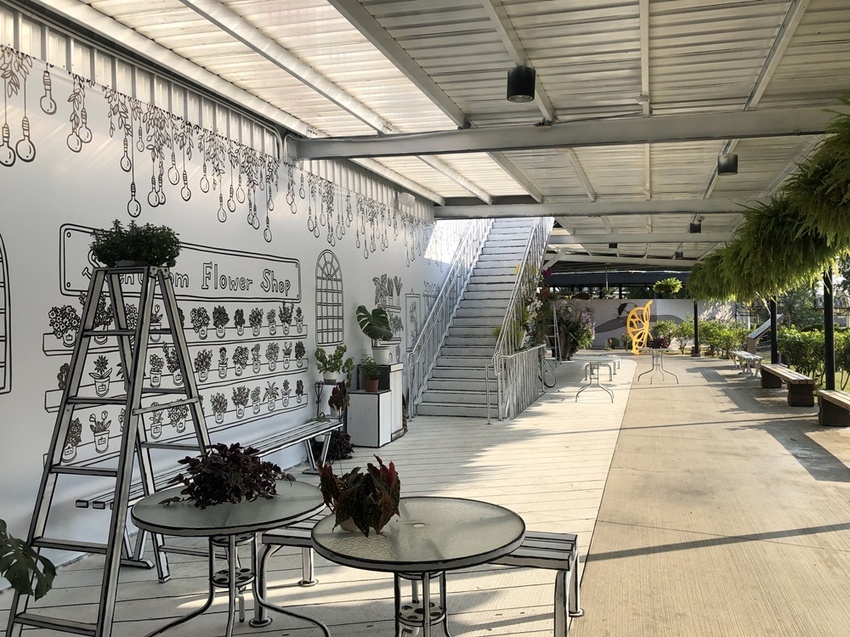 台南市六甲區“我的婆婆怎麼那麼可愛2”玻璃屋場景，戶外有遊艇花園和網美拍照區，免費參觀、蘭花保養品試用，當然別忘了“我的婆婆怎麼那麼可愛2”聯名保養品禮盒~蘭都觀光工廠