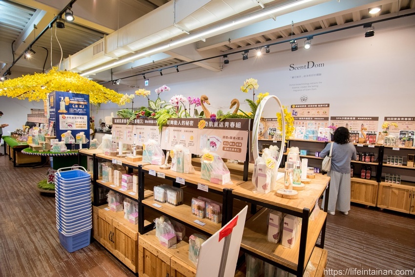 台南市六甲區“我的婆婆怎麼那麼可愛2”玻璃屋場景，戶外有遊艇花園和網美拍照區，免費參觀、蘭花保養品試用，當然別忘了“我的婆婆怎麼那麼可愛2”聯名保養品禮盒~蘭都觀光工廠