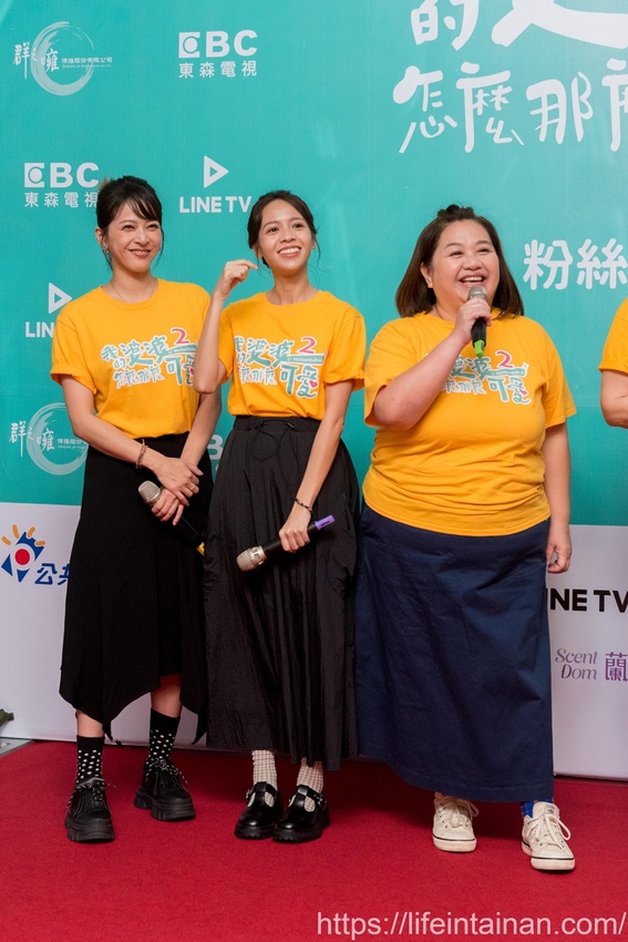 台南市六甲區“我的婆婆怎麼那麼可愛2”玻璃屋場景，戶外有遊艇花園和網美拍照區，免費參觀、蘭花保養品試用，當然別忘了“我的婆婆怎麼那麼可愛2”聯名保養品禮盒~蘭都觀光工廠