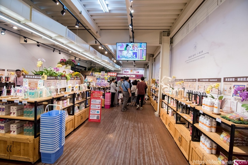 台南市六甲區“我的婆婆怎麼那麼可愛2”玻璃屋場景，戶外有遊艇花園和網美拍照區，免費參觀、蘭花保養品試用，當然別忘了“我的婆婆怎麼那麼可愛2”聯名保養品禮盒~蘭都觀光工廠