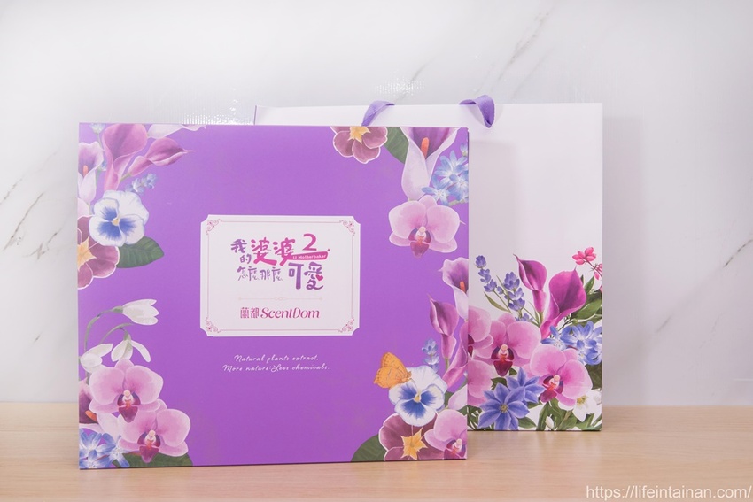 台南市六甲區“我的婆婆怎麼那麼可愛2”玻璃屋場景，戶外有遊艇花園和網美拍照區，免費參觀、蘭花保養品試用，當然別忘了“我的婆婆怎麼那麼可愛2”聯名保養品禮盒~蘭都觀光工廠